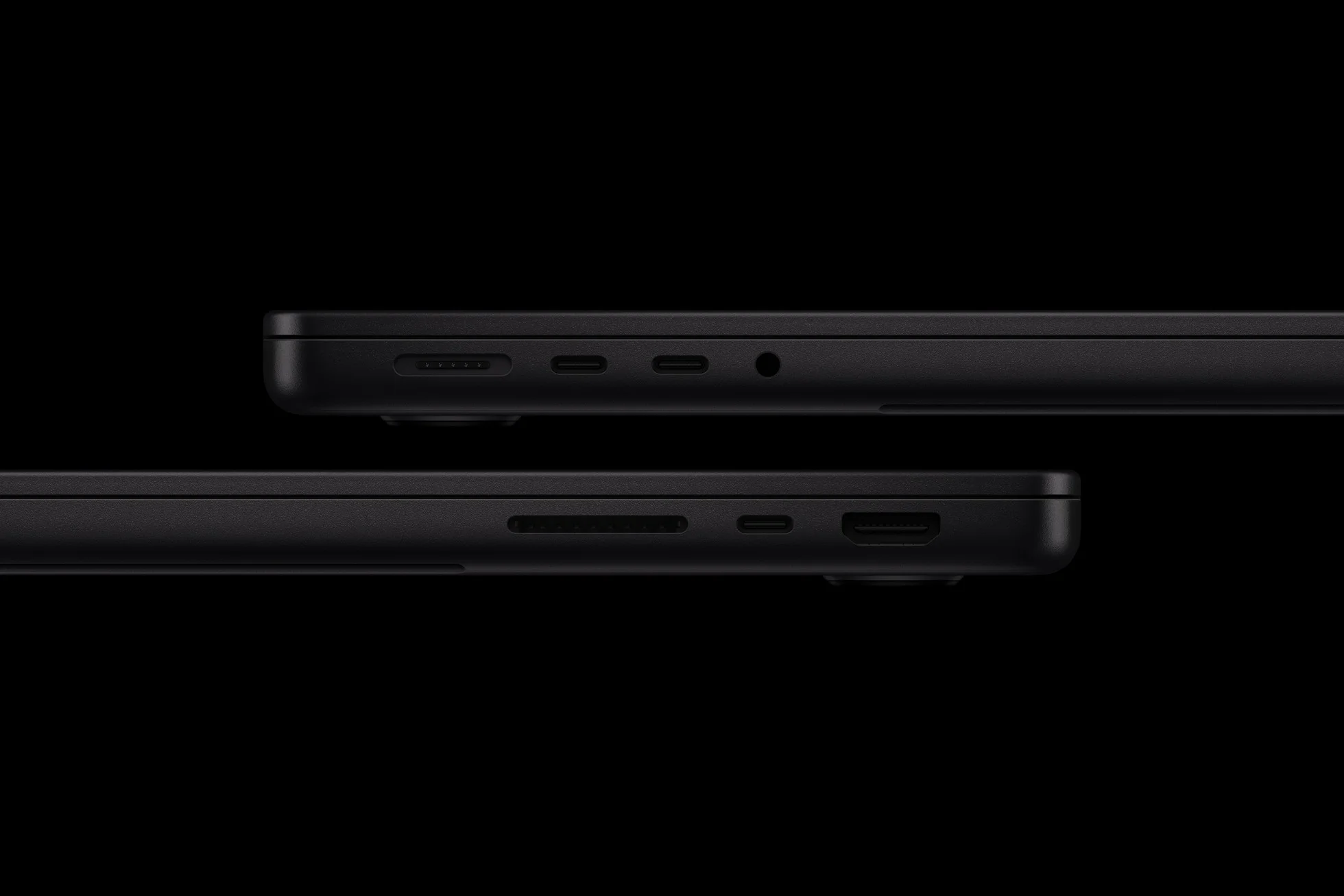ตัวเครื่อง MacBook Pro สองด้านแสดงช่องต่อบนพื้นหลังสีดำ