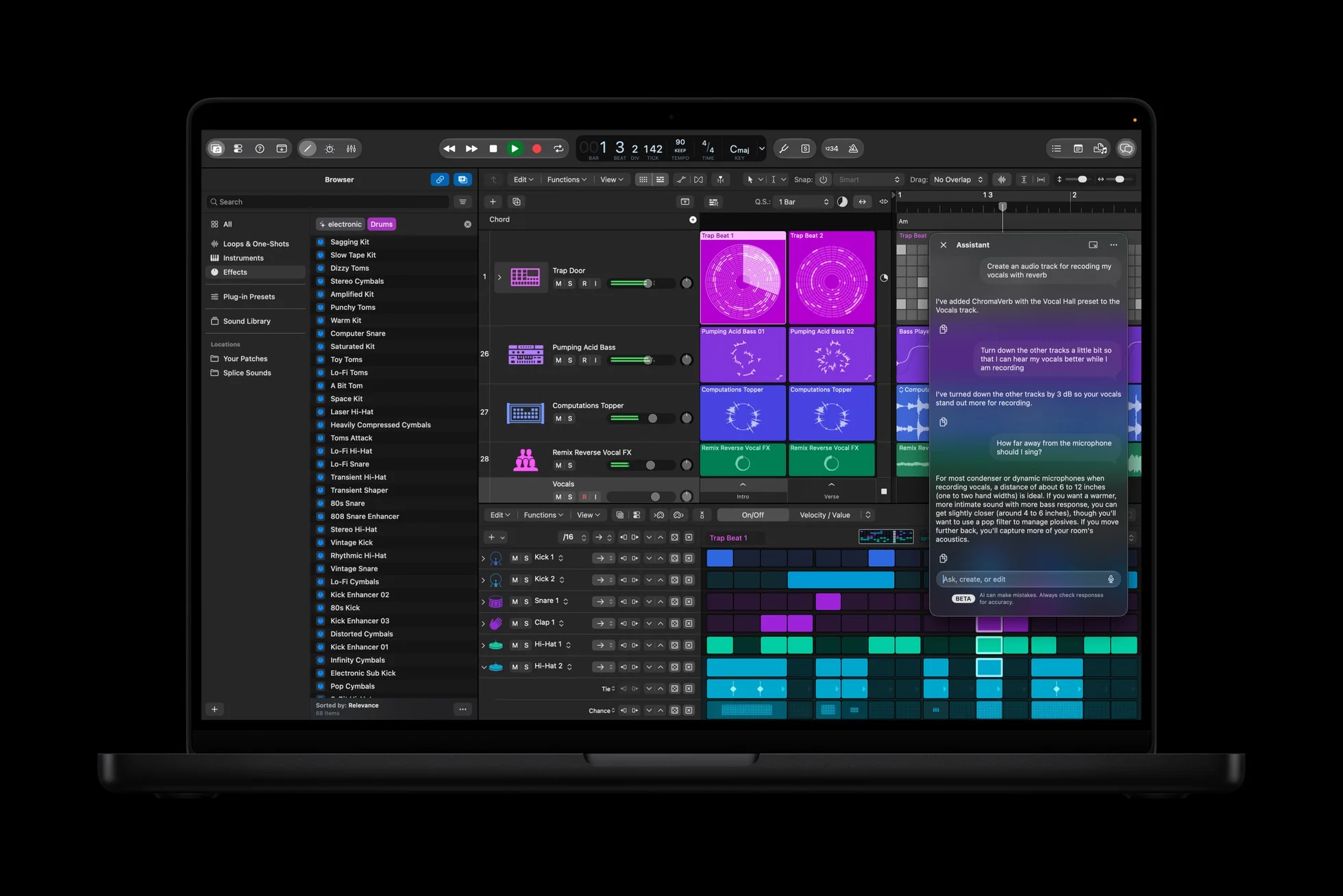 MacBook Pro แสดงแทร็กเพลงและแผงผู้ช่วยภาษาอังกฤษใน Logic Pro